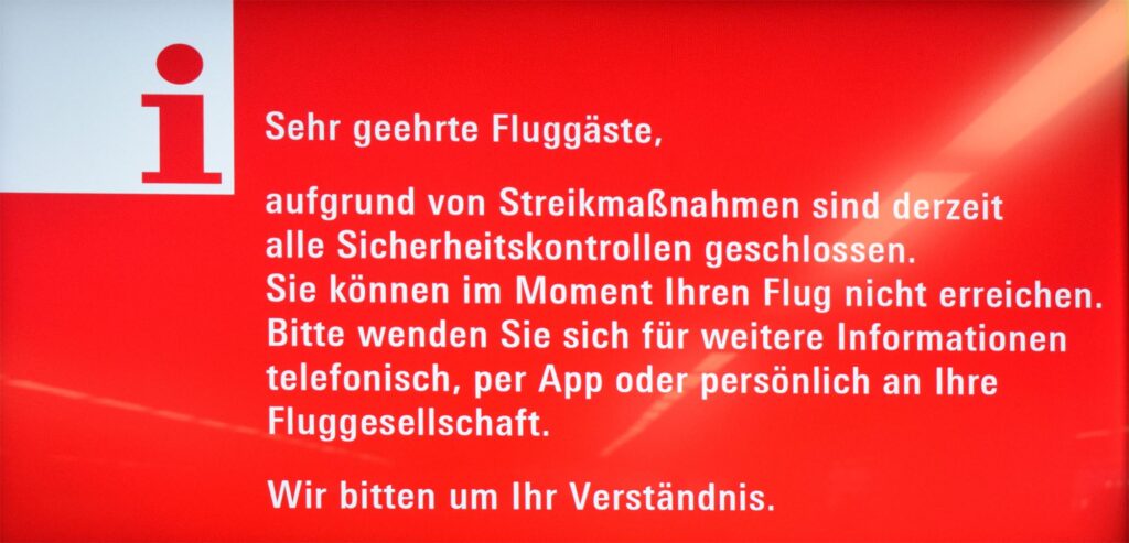 Warnstreik Luftsicherheitspersonal und Lufthansa Bodenpersonal am Flughafen Frankfurt