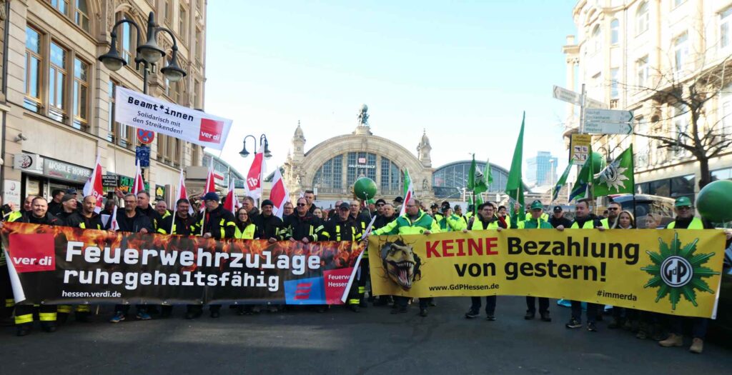 Demoauftakt am Frankfurter Hauptbahnhof